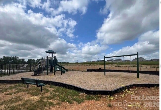 Building Photo - 1924 Vanderlyn St