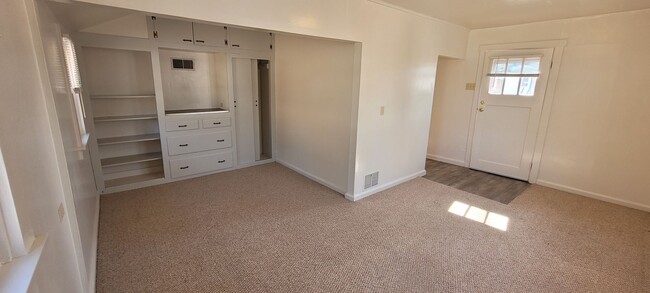 Building Photo - 2 Bed 1 Bath