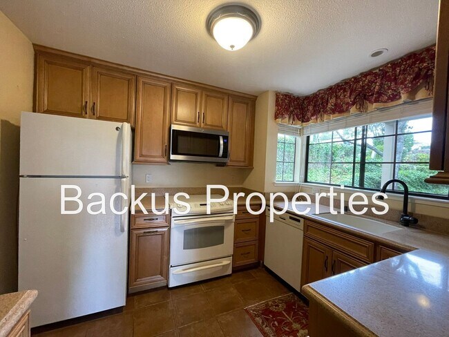 Building Photo - Beautiful two bedroom unit set in hills of Del Rey Oaks