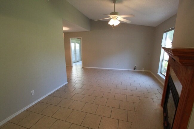 Building Photo - Southeast Austin Home with Vaulted Ceilings, Bonus Room & Private Backyard