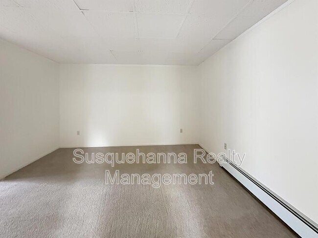 Building Photo - 14 Center Rd