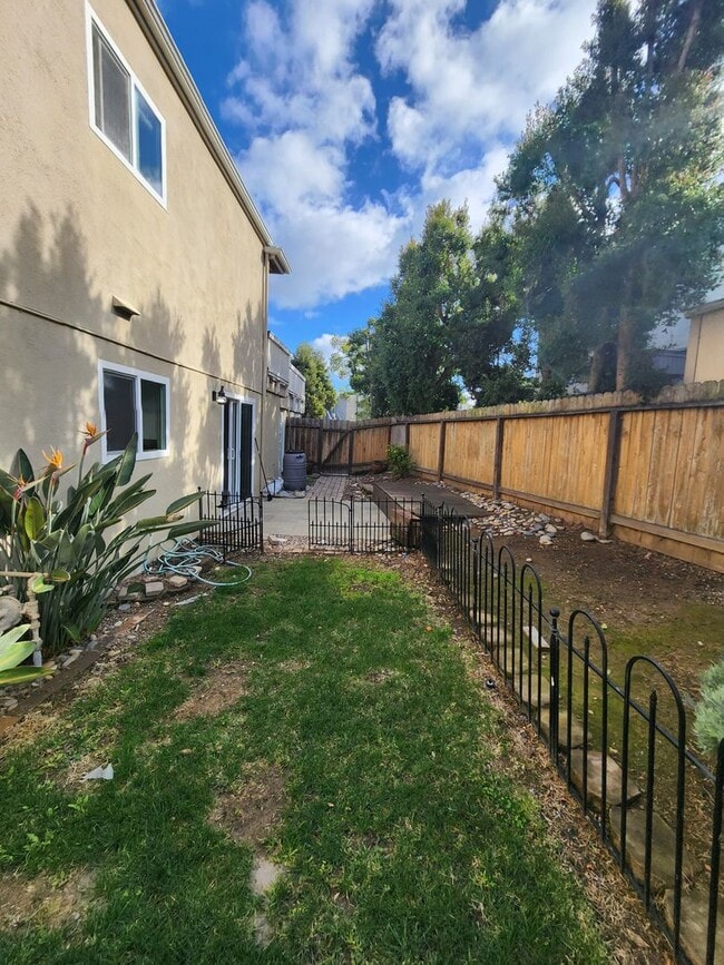 Building Photo - 2 bed/1 bath Condo in Cardiff - West of I-5