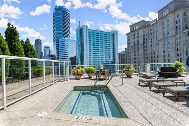 Building Photo - 10 Terminus Luxury 2 Bedroom Condo in Hear...