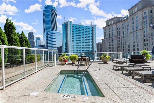 Building Photo - Luxury Living in Buckhead!