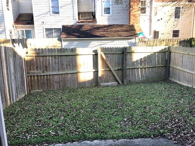 Building Photo - Spacious Townhome in a Central Location!