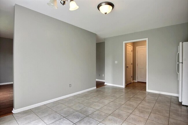 Building Photo - 3 bedroom / 2.5 bathroom Duplex for Rent in Valparaiso