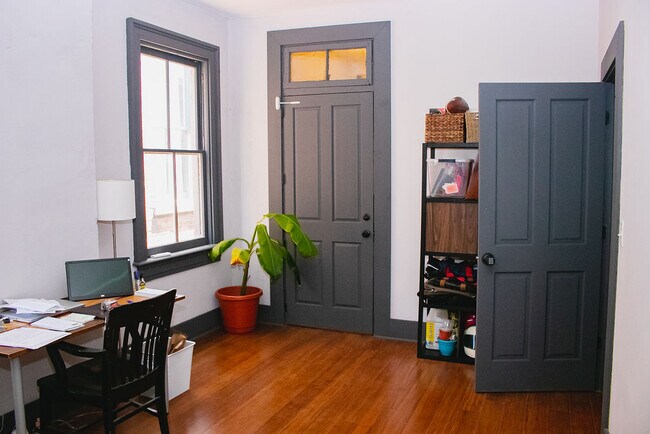 Building Photo - 207 W McMicken Ave