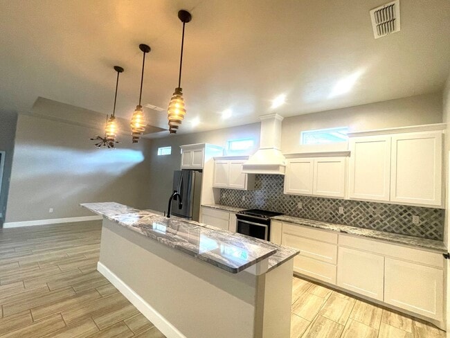 Building Photo - 1124 W Mesa Verde Dr