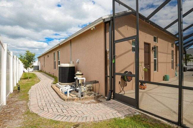 Building Photo - 341 SW Kestor Dr