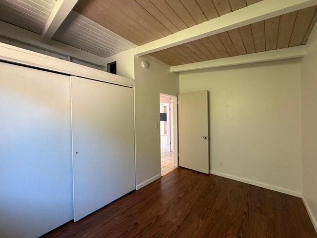 Building Photo - Mid Century Modern 2 bdrm 1 bath