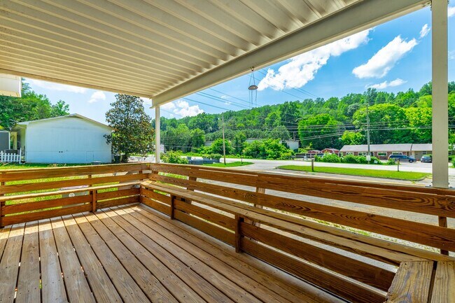 Building Photo - Updated 2 Bedroom Home in Red Bank