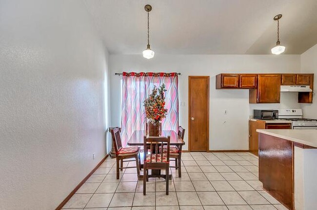 Building Photo - 4886 Maureen Cir