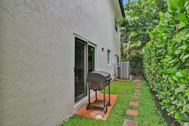 Building Photo - 833 SW 17th St