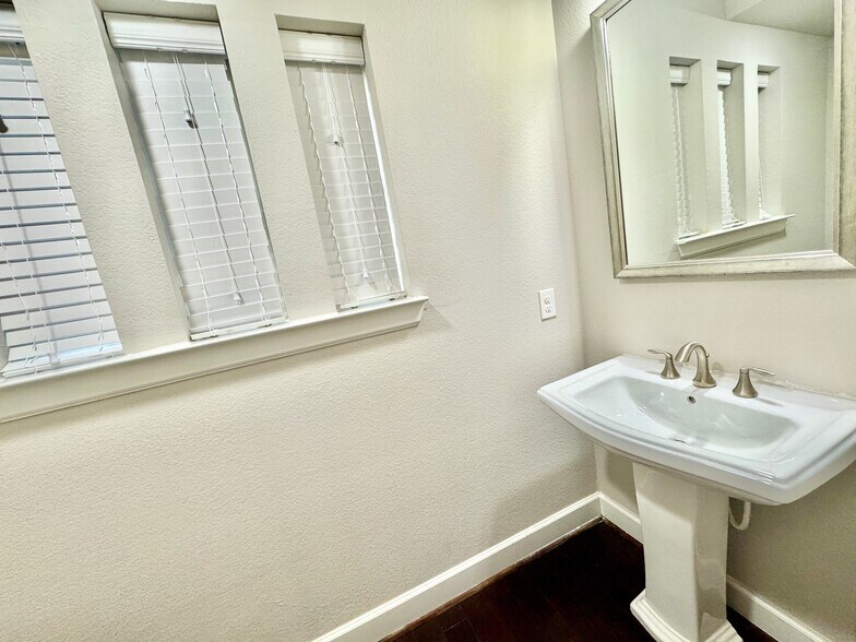 Powder Room - 1132 Crane St