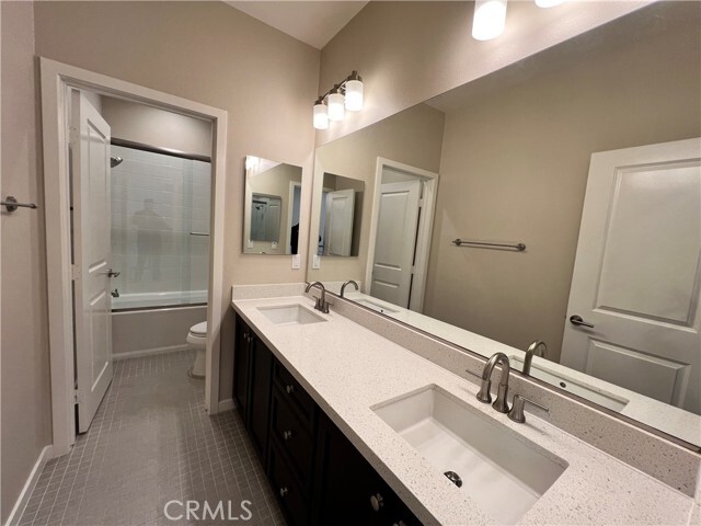 Building Photo - 10 Clover