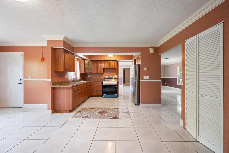 Building Photo - 4928 Marbella Rd N