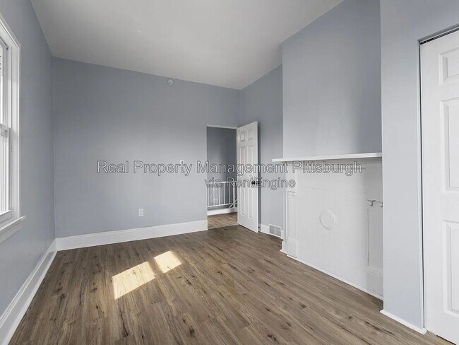 Building Photo - 2721 Cobden St