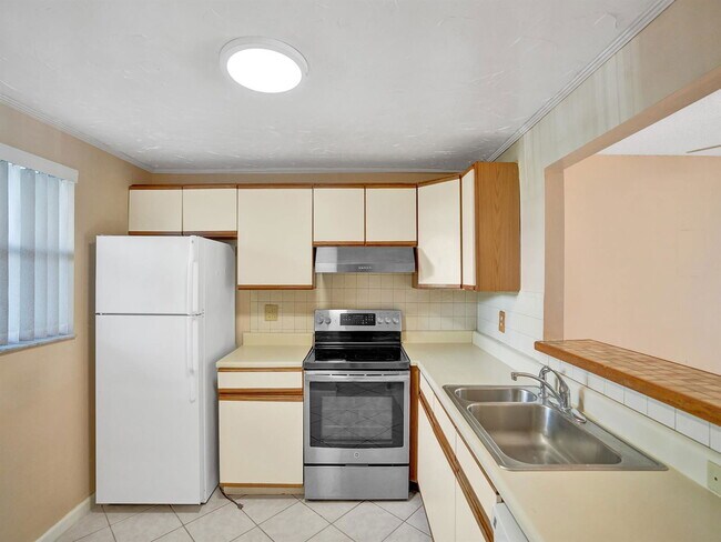 Building Photo - 3000 Riverside Dr