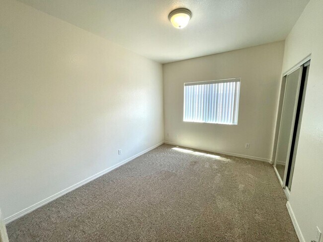 Building Photo - Great 3 Bedroom Duplex near the Kingman Hospital!