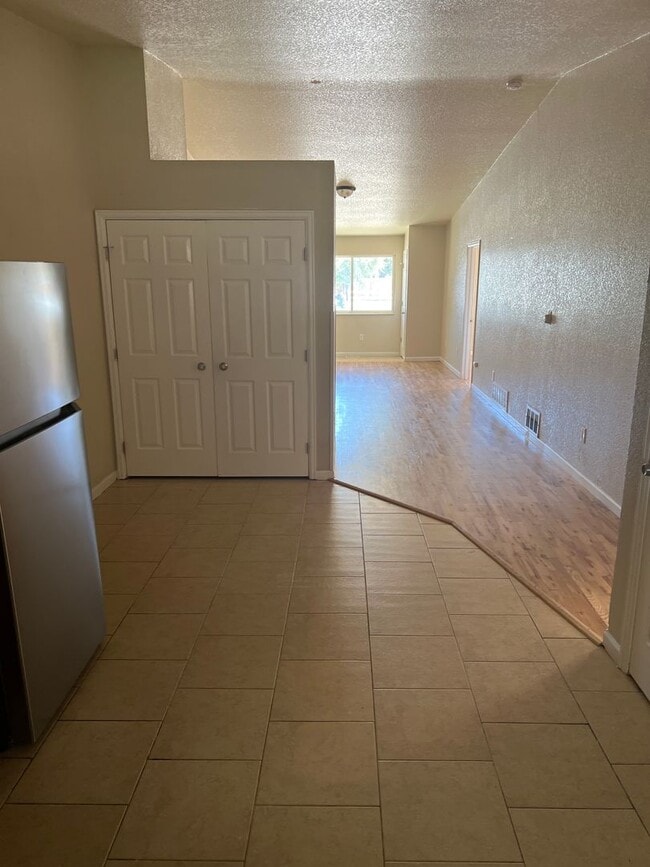 Building Photo - Great 3 Bedroom 2 Bath unit