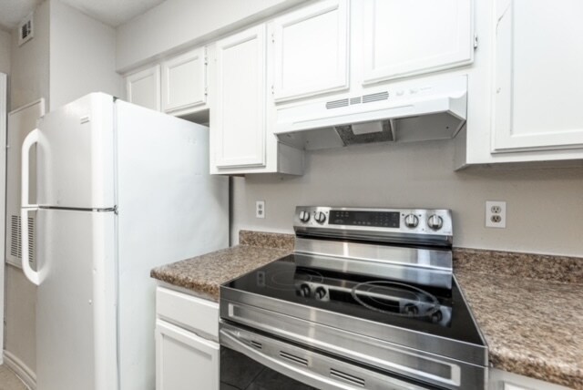 Building Photo - 9797 Leawood Blvd