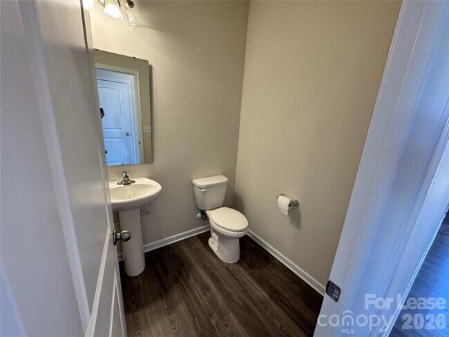 Building Photo - 2011 Weddington Pointe Dr