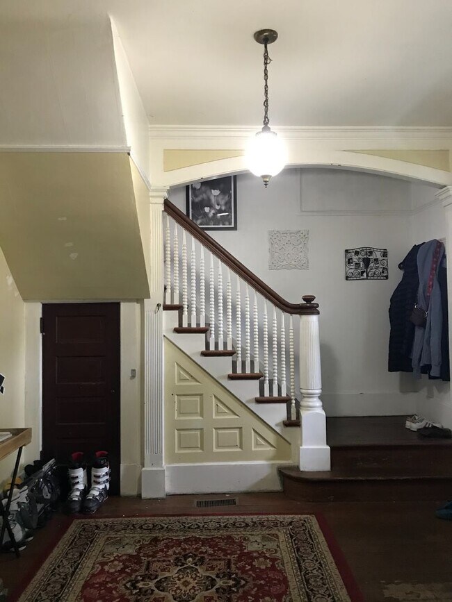 Building Photo - PRELEASING: Large 5 Bdrm, 2 Bath Home!