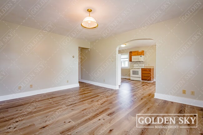 Building Photo - 1417 W Memorial Dr