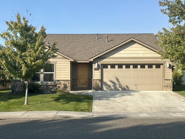 Primary Photo - Horn Rapids House for Lease!