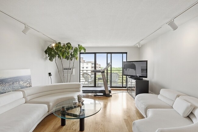 Building Photo - Alqiwz