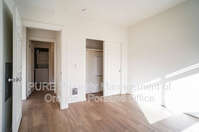 Building Photo - 22025 NE Halsey St