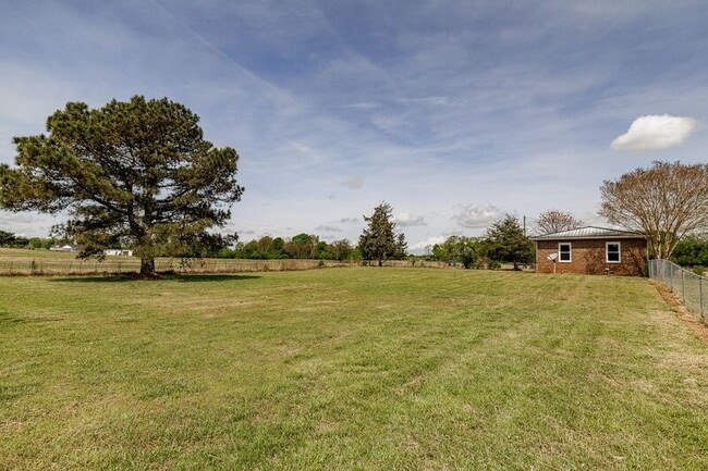 Building Photo - 386 Sandy Creek Rd