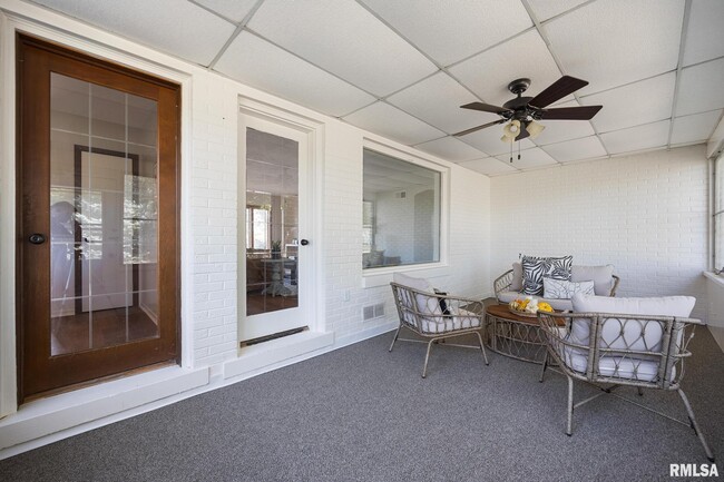 Building Photo - 205 W Glen Ave