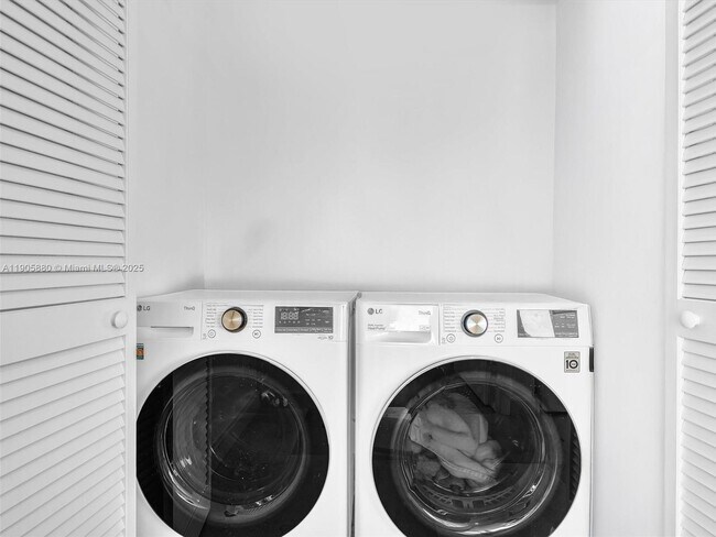 Building Photo - 665 NE 25th St