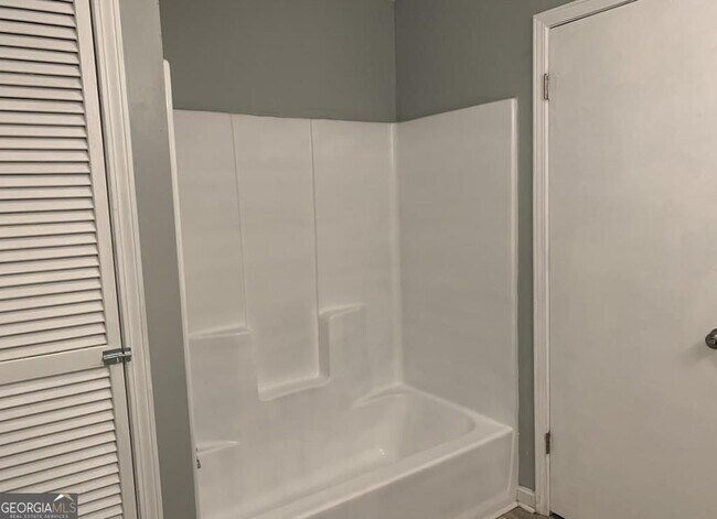 Building Photo - 19 Oak Hill Dr