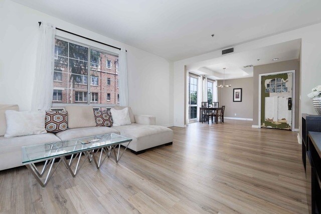 Building Photo - 585 N Rossmore Ave