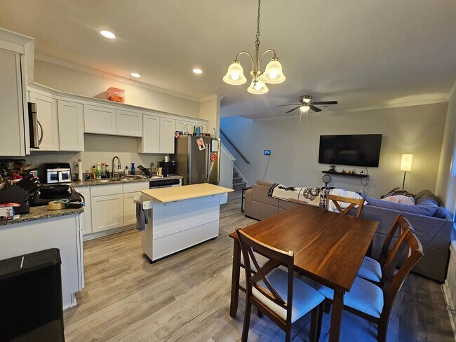 Building Photo - Newer Construction, 3 Bedroom Townhome!