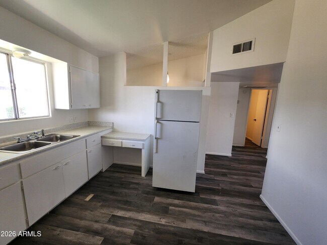 Building Photo - 2140 W Heatherbrae Dr