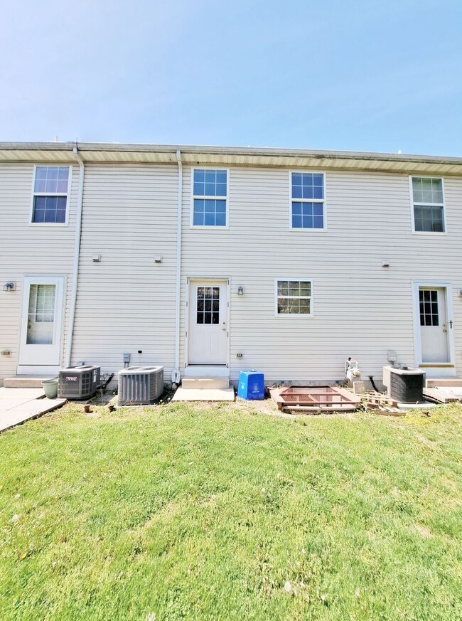 Building Photo - 2 Bed / 1-1/2 Bath Townhome