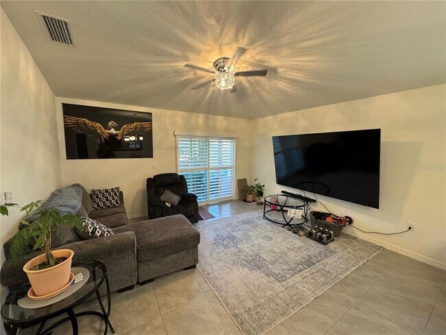 Building Photo - 922 Birch Dr