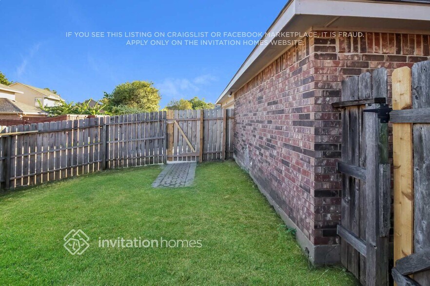 Building Photo - 7878 Squire Ln