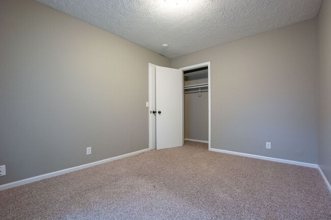 Building Photo - Split Entry 3 Bedroom / 1.5 Bath Home