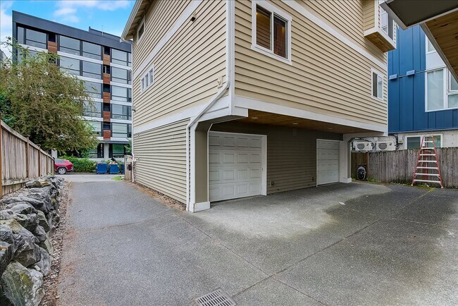 Building Photo - 844 NE 66th St