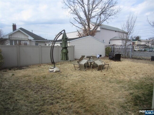 Building Photo - 324 1st St