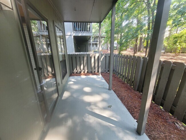 Building Photo - 2 bedroom Ground Floor!