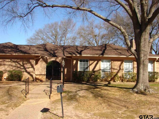 Primary Photo - 419 Top Hill Dr