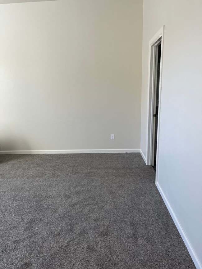 Building Photo - 3 bedroom with 2.5 bath in The Enclave