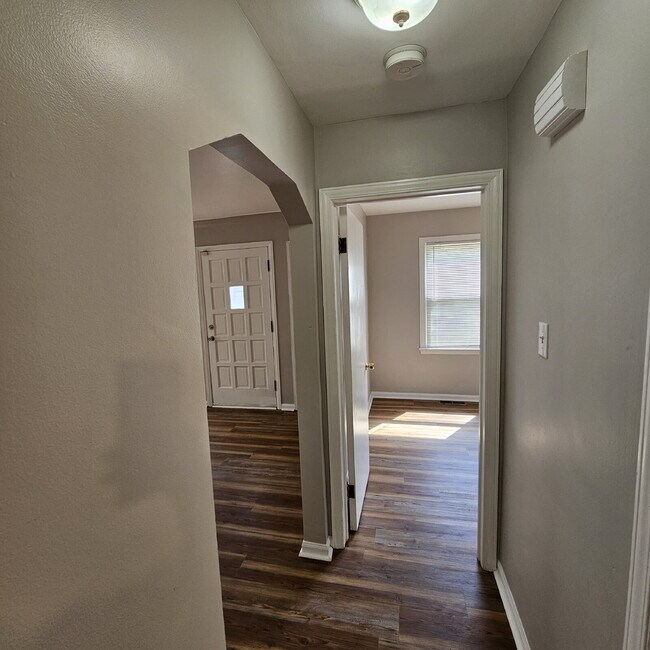 Building Photo - 2-Bedroom Ranch, Spacious Living Room, New Flooring, Kitchen with All Appliances, Laundry