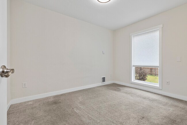 Building Photo - 6629 S Pine St