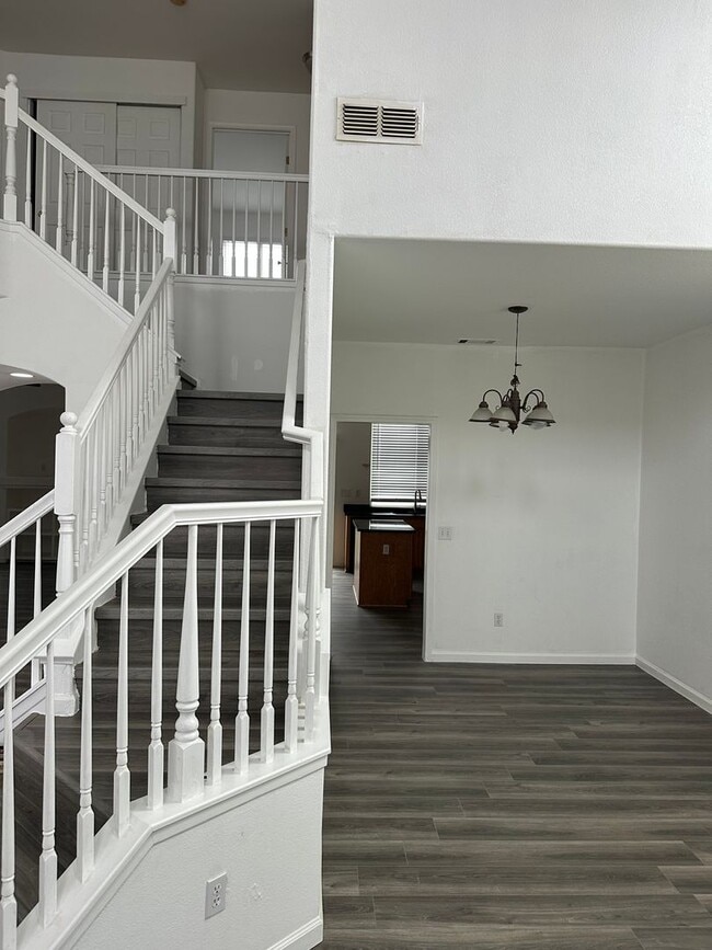 Building Photo - Large Merced Home!